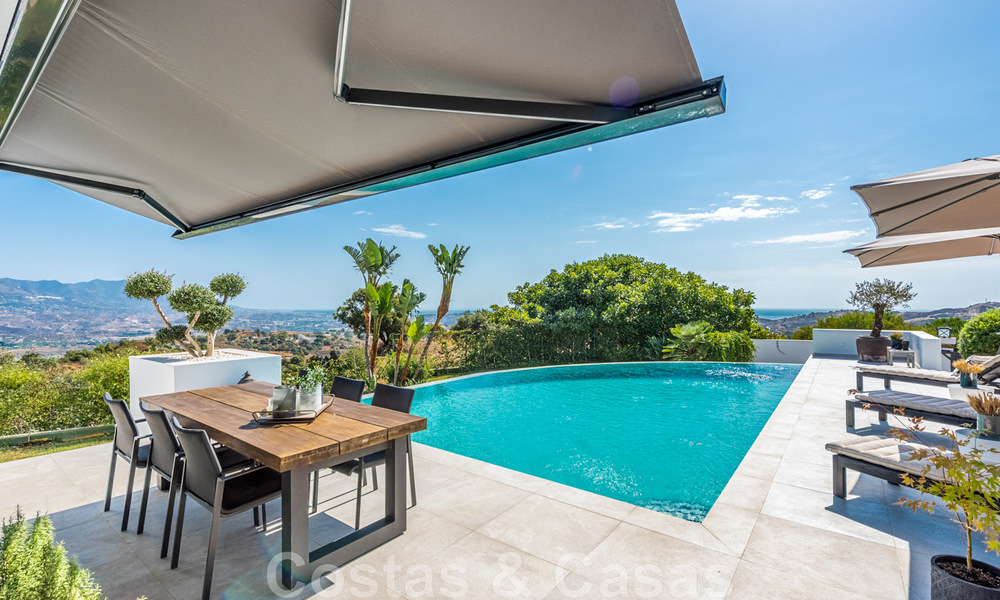 Vrijstaande, Andalusische villa te koop met panoramisch berg- en zeezicht in een exclusieve urbanisatie te Oost Marbella 47374