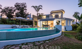 Vrijstaande, Andalusische villa te koop met panoramisch berg- en zeezicht in een exclusieve urbanisatie te Oost Marbella 47375 