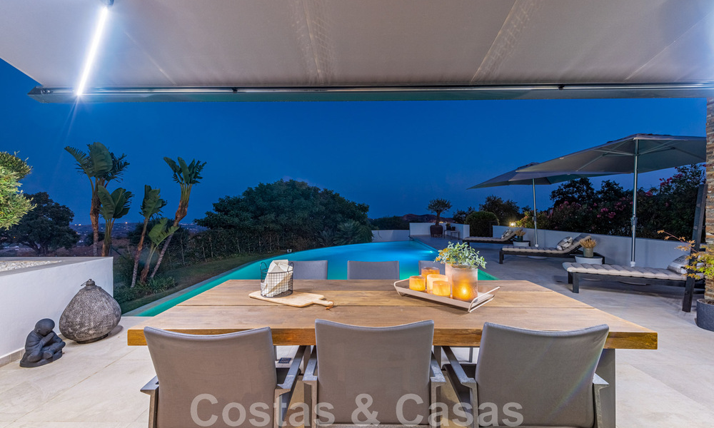 Vrijstaande, Andalusische villa te koop met panoramisch berg- en zeezicht in een exclusieve urbanisatie te Oost Marbella 47378