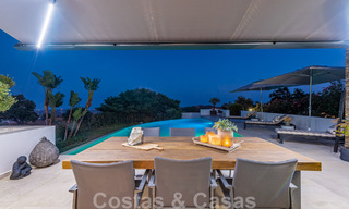 Vrijstaande, Andalusische villa te koop met panoramisch berg- en zeezicht in een exclusieve urbanisatie te Oost Marbella 47378 
