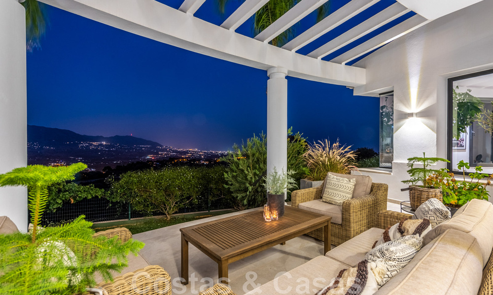 Vrijstaande, Andalusische villa te koop met panoramisch berg- en zeezicht in een exclusieve urbanisatie te Oost Marbella 47383