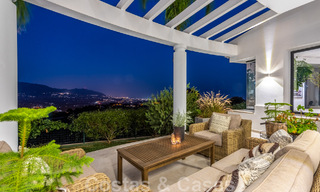 Vrijstaande, Andalusische villa te koop met panoramisch berg- en zeezicht in een exclusieve urbanisatie te Oost Marbella 47383 
