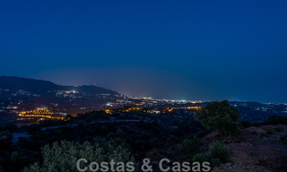 Vrijstaande, Andalusische villa te koop met panoramisch berg- en zeezicht in een exclusieve urbanisatie te Oost Marbella 47384 
