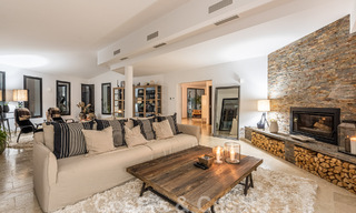 Vrijstaande, Andalusische villa te koop met panoramisch berg- en zeezicht in een exclusieve urbanisatie te Oost Marbella 47386 