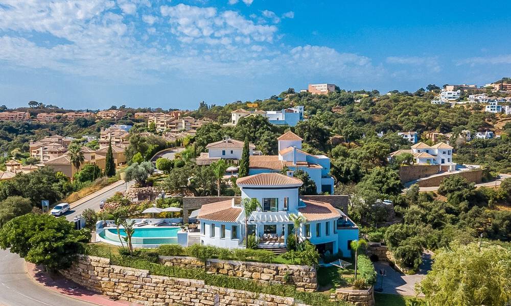 Vrijstaande, Andalusische villa te koop met panoramisch berg- en zeezicht in een exclusieve urbanisatie te Oost Marbella 47387