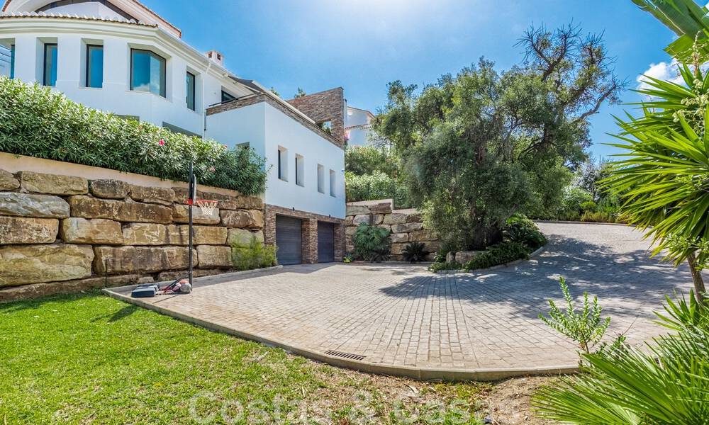 Vrijstaande, Andalusische villa te koop met panoramisch berg- en zeezicht in een exclusieve urbanisatie te Oost Marbella 47388
