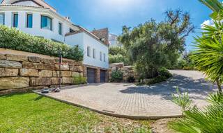Vrijstaande, Andalusische villa te koop met panoramisch berg- en zeezicht in een exclusieve urbanisatie te Oost Marbella 47388 