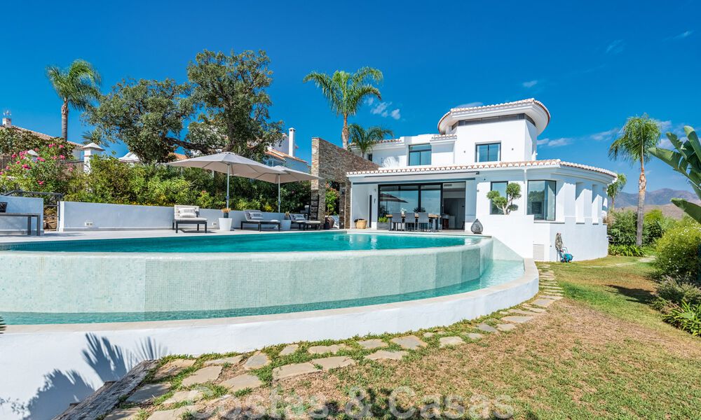 Vrijstaande, Andalusische villa te koop met panoramisch berg- en zeezicht in een exclusieve urbanisatie te Oost Marbella 47390