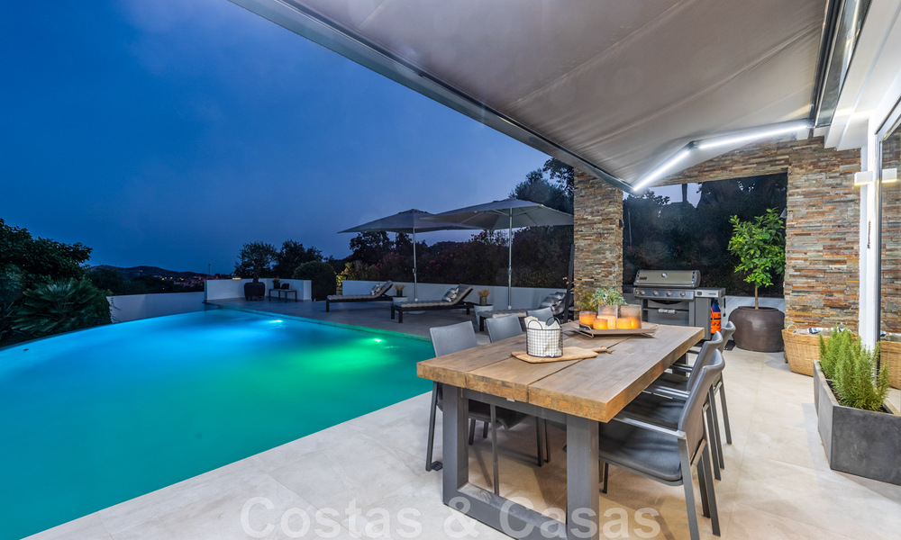 Vrijstaande, Andalusische villa te koop met panoramisch berg- en zeezicht in een exclusieve urbanisatie te Oost Marbella 47391