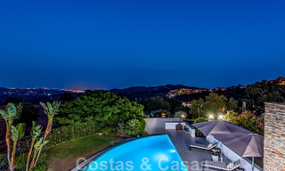 Vrijstaande, Andalusische villa te koop met panoramisch berg- en zeezicht in een exclusieve urbanisatie te Oost Marbella 47393 