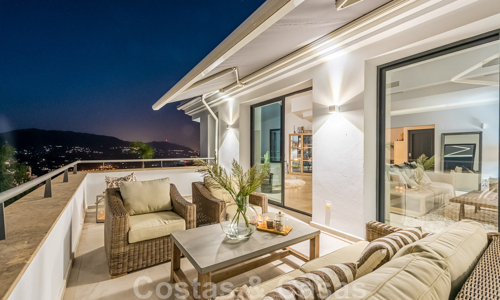 Vrijstaande, Andalusische villa te koop met panoramisch berg- en zeezicht in een exclusieve urbanisatie te Oost Marbella 47395
