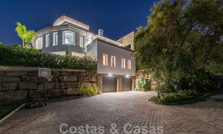 Vrijstaande, Andalusische villa te koop met panoramisch berg- en zeezicht in een exclusieve urbanisatie te Oost Marbella 47396 