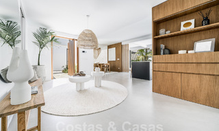 Majestueuze gelijkvloers villa te koop met een ontspannend, Balinees design, gelegen op wandelafstand van Puerto Banus, Marbella 52945 