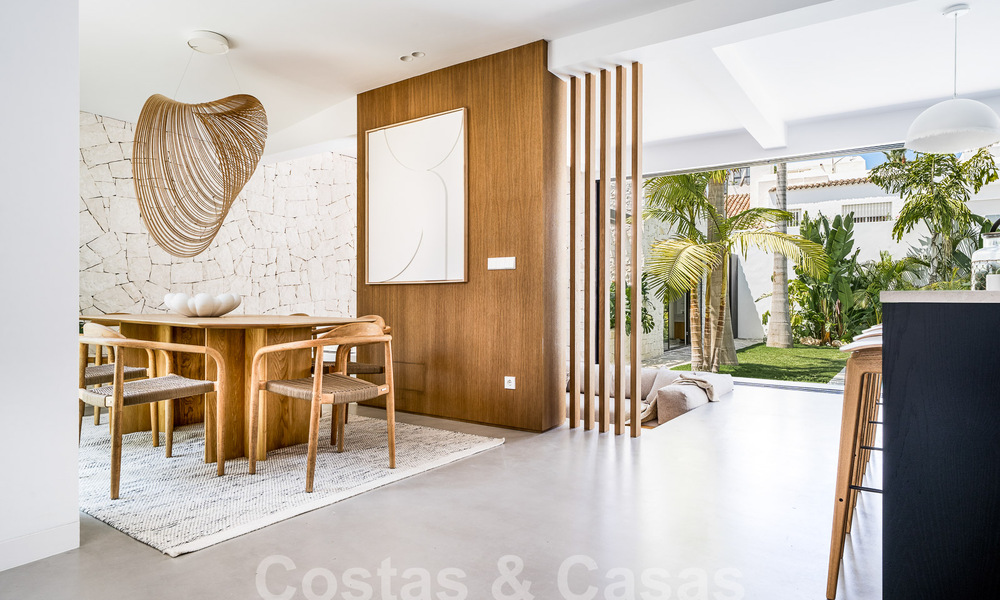 Majestueuze gelijkvloers villa te koop met een ontspannend, Balinees design, gelegen op wandelafstand van Puerto Banus, Marbella 52946