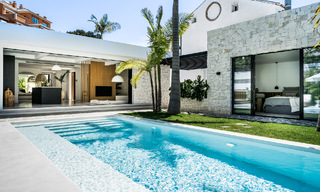 Majestueuze gelijkvloers villa te koop met een ontspannend, Balinees design, gelegen op wandelafstand van Puerto Banus, Marbella 52950 