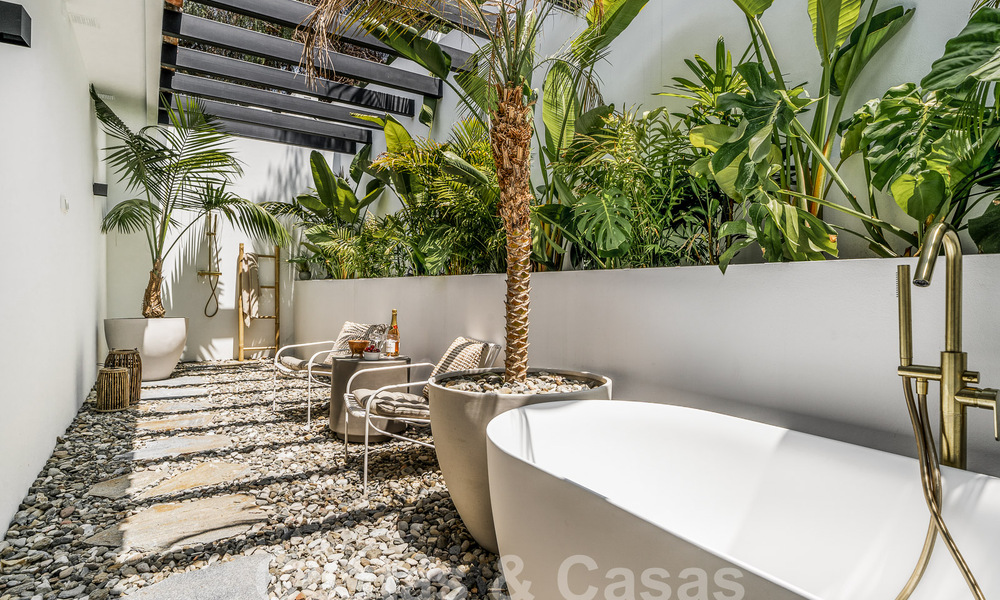 Majestueuze gelijkvloers villa te koop met een ontspannend, Balinees design, gelegen op wandelafstand van Puerto Banus, Marbella 52953