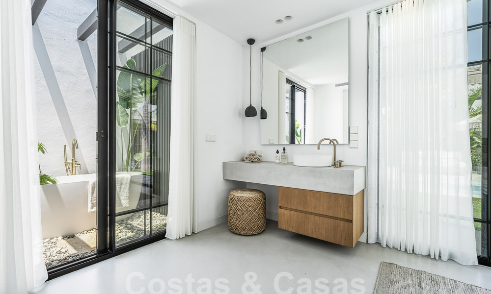 Majestueuze gelijkvloers villa te koop met een ontspannend, Balinees design, gelegen op wandelafstand van Puerto Banus, Marbella 52955