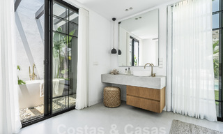 Majestueuze gelijkvloers villa te koop met een ontspannend, Balinees design, gelegen op wandelafstand van Puerto Banus, Marbella 52955 