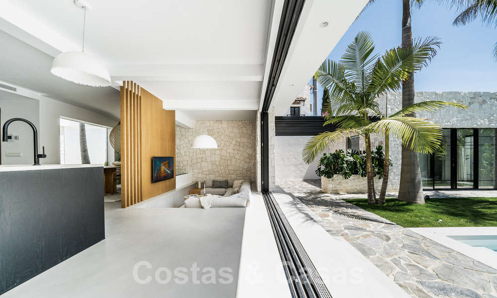 Majestueuze gelijkvloers villa te koop met een ontspannend, Balinees design, gelegen op wandelafstand van Puerto Banus, Marbella 52970