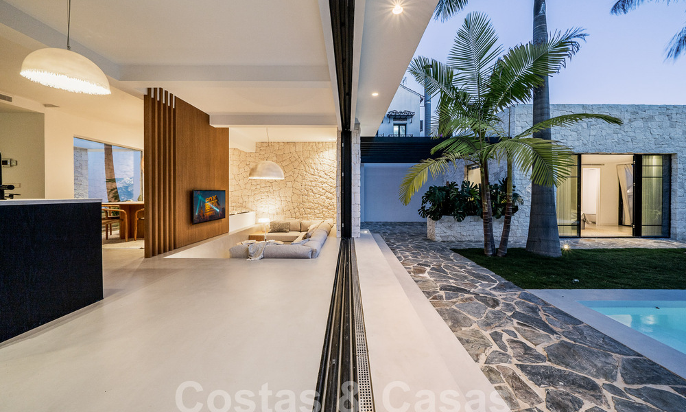 Majestueuze gelijkvloers villa te koop met een ontspannend, Balinees design, gelegen op wandelafstand van Puerto Banus, Marbella 52972