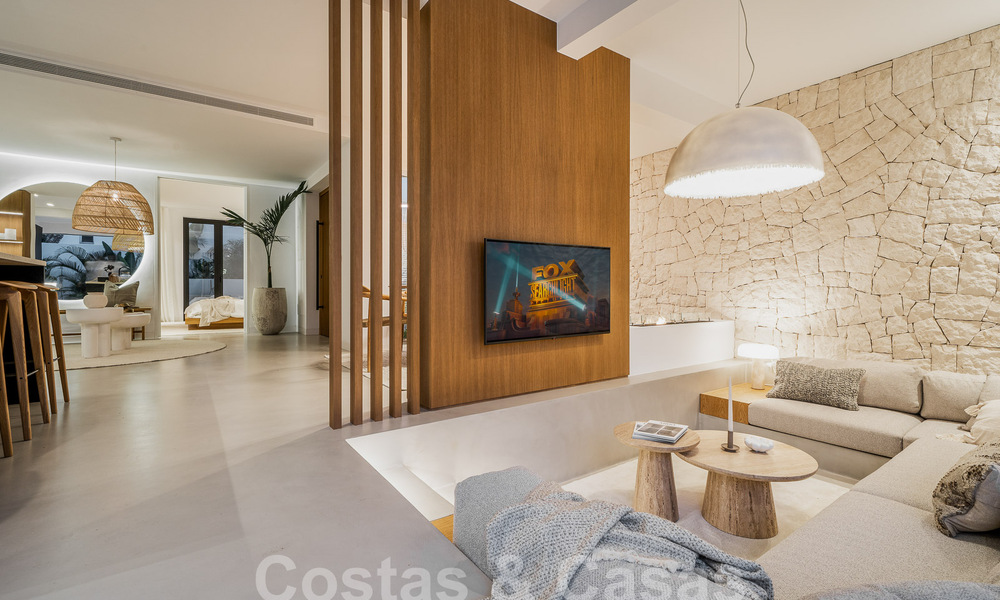 Majestueuze gelijkvloers villa te koop met een ontspannend, Balinees design, gelegen op wandelafstand van Puerto Banus, Marbella 52973