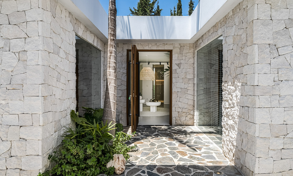 Majestueuze gelijkvloers villa te koop met een ontspannend, Balinees design, gelegen op wandelafstand van Puerto Banus, Marbella 52977