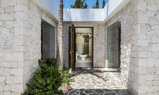Majestueuze gelijkvloers villa te koop met een ontspannend, Balinees design, gelegen op wandelafstand van Puerto Banus, Marbella 52977 
