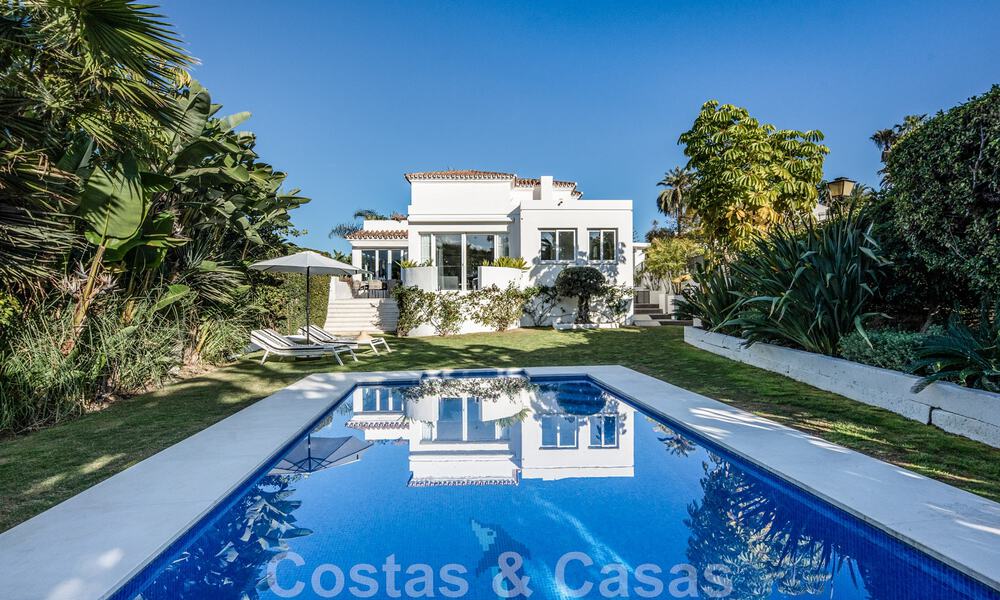 Vrijstaande mediterrane villa te koop op loopafstand van voorzieningen met uitzicht op de golfvallei en berglandschap in Nueva Andalucia, Marbella 47550