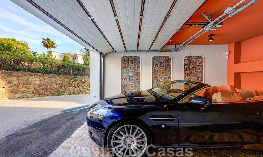 Prachtig, volledig gerenoveerd herenhuis te koop met panoramisch zeezicht in een gated urbanisatie van Benahavis - Marbella 47621