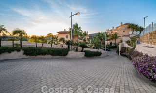 Geweldig penthouse te koop met zeezicht omgeven door groen in het hartje van Nueva Andalucia’s begeerde golfvallei, Marbella 47780 