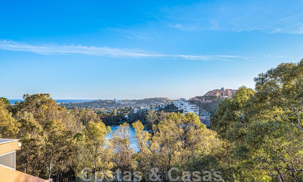 Geweldig penthouse te koop met zeezicht omgeven door groen in het hartje van Nueva Andalucia’s begeerde golfvallei, Marbella 47784