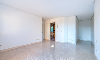 Geweldig penthouse te koop met zeezicht omgeven door groen in het hartje van Nueva Andalucia’s begeerde golfvallei, Marbella 47794 