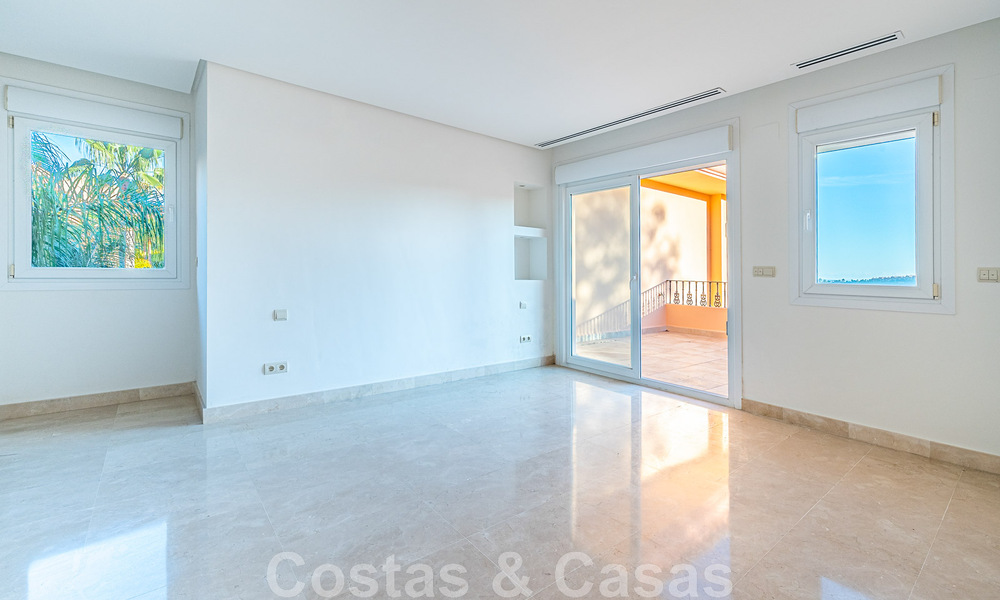 Geweldig penthouse te koop met zeezicht omgeven door groen in het hartje van Nueva Andalucia’s begeerde golfvallei, Marbella 47796