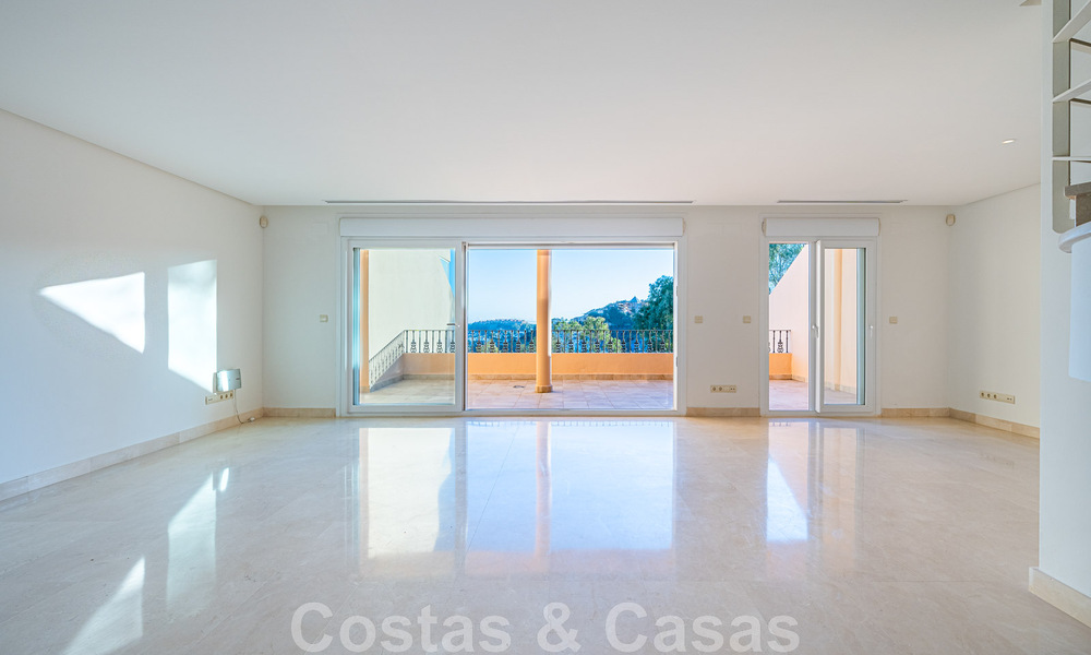 Geweldig penthouse te koop met zeezicht omgeven door groen in het hartje van Nueva Andalucia’s begeerde golfvallei, Marbella 47798