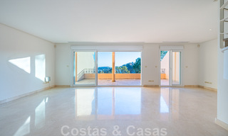 Geweldig penthouse te koop met zeezicht omgeven door groen in het hartje van Nueva Andalucia’s begeerde golfvallei, Marbella 47798 