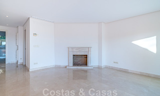Geweldig penthouse te koop met zeezicht omgeven door groen in het hartje van Nueva Andalucia’s begeerde golfvallei, Marbella 47800 