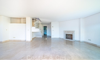 Geweldig penthouse te koop met zeezicht omgeven door groen in het hartje van Nueva Andalucia’s begeerde golfvallei, Marbella 47804 