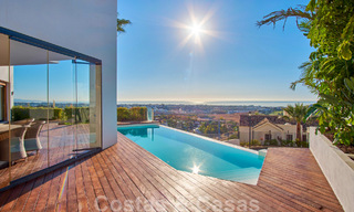 Gerenoveerde villa in moderne stijl te koop met schitterend zeezicht in een gated community in Marbella - Benahavis 48350 