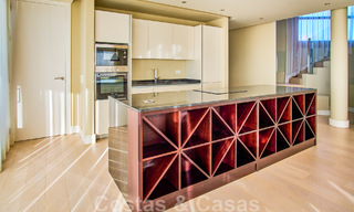 Gerenoveerde villa in moderne stijl te koop met schitterend zeezicht in een gated community in Marbella - Benahavis 48351 