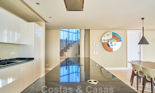 Gerenoveerde villa in moderne stijl te koop met schitterend zeezicht in een gated community in Marbella - Benahavis 48352 