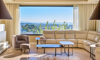 Gerenoveerde villa in moderne stijl te koop met schitterend zeezicht in een gated community in Marbella - Benahavis 48354 