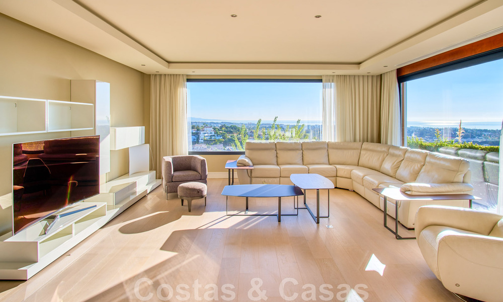Gerenoveerde villa in moderne stijl te koop met schitterend zeezicht in een gated community in Marbella - Benahavis 48357