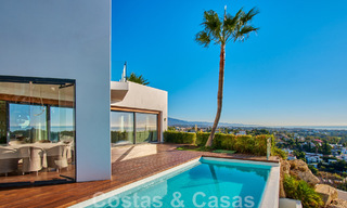 Gerenoveerde villa in moderne stijl te koop met schitterend zeezicht in een gated community in Marbella - Benahavis 48364 