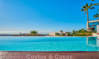 Gerenoveerde villa in moderne stijl te koop met schitterend zeezicht in een gated community in Marbella - Benahavis 48365 