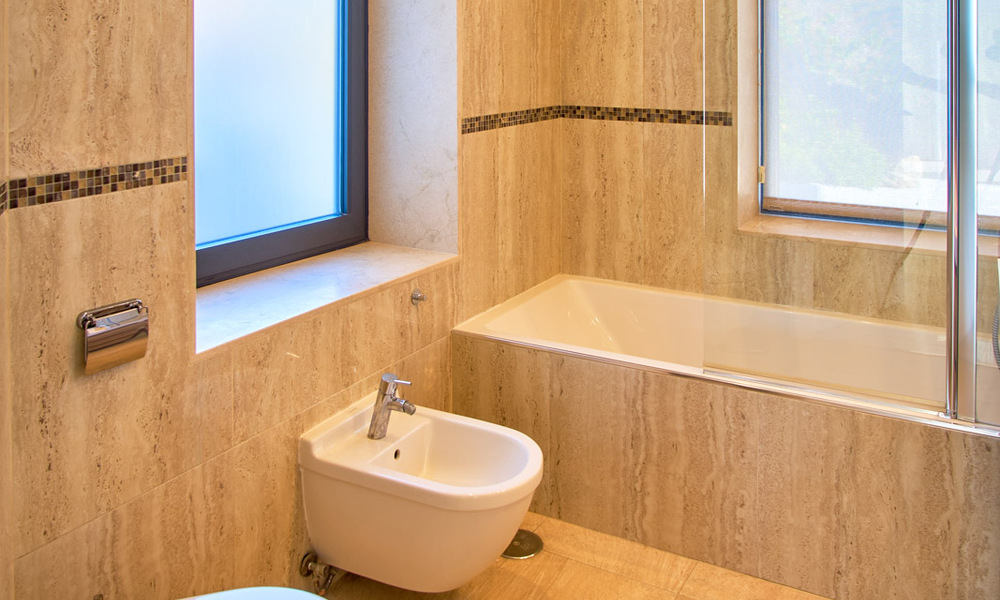 Gerenoveerde villa in moderne stijl te koop met schitterend zeezicht in een gated community in Marbella - Benahavis 48367