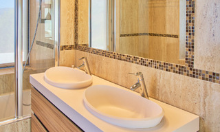 Gerenoveerde villa in moderne stijl te koop met schitterend zeezicht in een gated community in Marbella - Benahavis 48368 