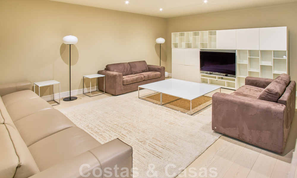 Gerenoveerde villa in moderne stijl te koop met schitterend zeezicht in een gated community in Marbella - Benahavis 48369