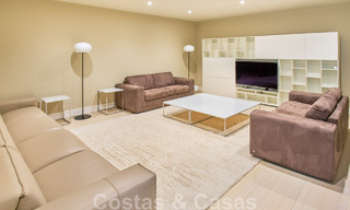 Gerenoveerde villa in moderne stijl te koop met schitterend zeezicht in een gated community in Marbella - Benahavis 48369 