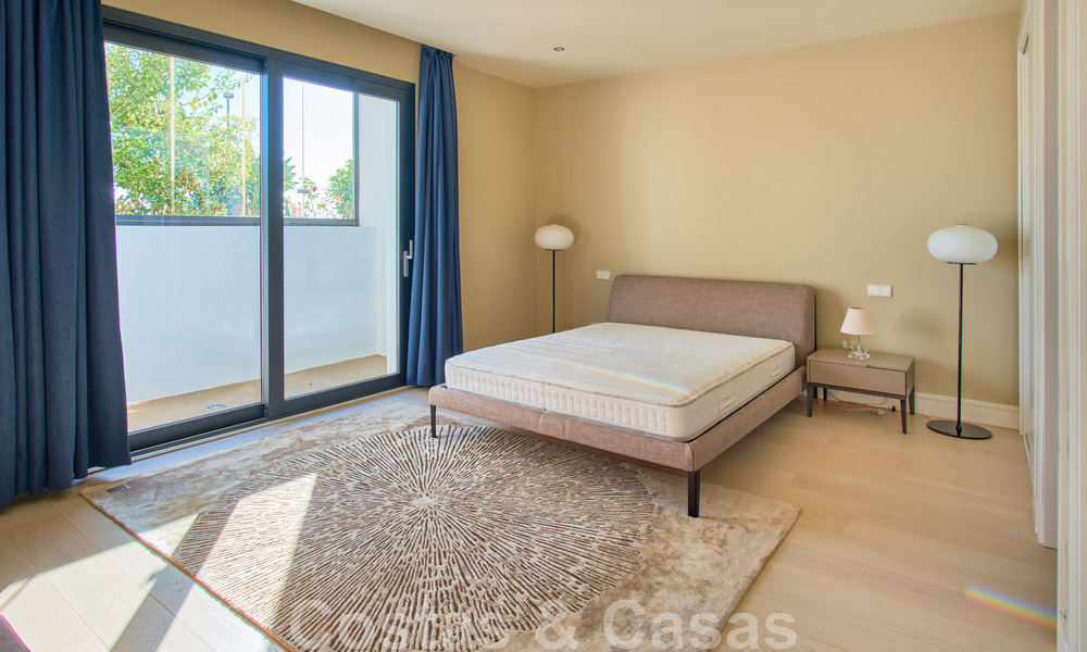 Gerenoveerde villa in moderne stijl te koop met schitterend zeezicht in een gated community in Marbella - Benahavis 48371