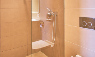 Gerenoveerde villa in moderne stijl te koop met schitterend zeezicht in een gated community in Marbella - Benahavis 48372 